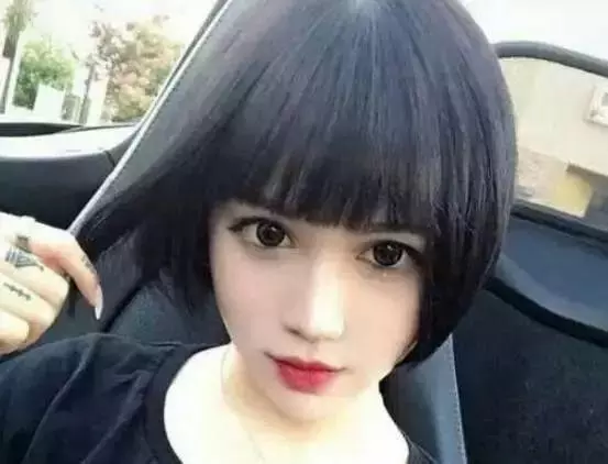 【真人橡膠娃娃】被嗆【卸妝後什麼屁都不是】,沒想到她發出這些照片,全場傻眼了。