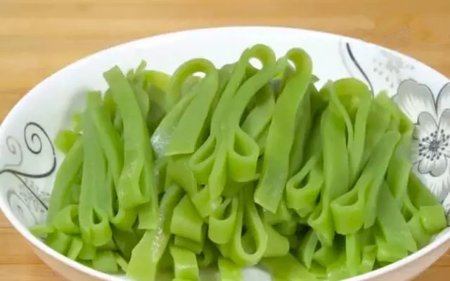 黃瓜別再拍著吃，教你新做法，鍋里一蒸做成涼皮，解饞又消暑！