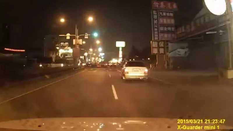 屁孩耍帥「飆速狂鑽車陣」直接犁田!畫面曝光「女友當場反應...」網友驚呼:回家完蛋了! - 正向人生