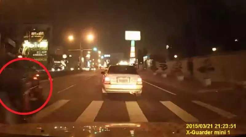 屁孩耍帥「飆速狂鑽車陣」直接犁田!畫面曝光「女友當場反應...」網友驚呼:回家完蛋了! - 正向人生