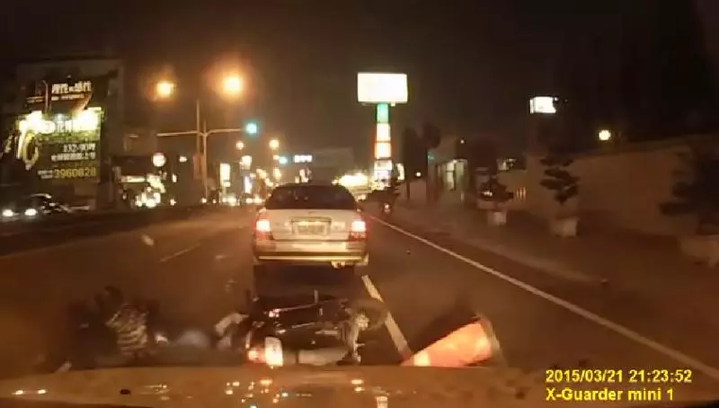 屁孩耍帥「飆速狂鑽車陣」直接犁田!畫面曝光「女友當場反應...」網友驚呼:回家完蛋了! - 正向人生