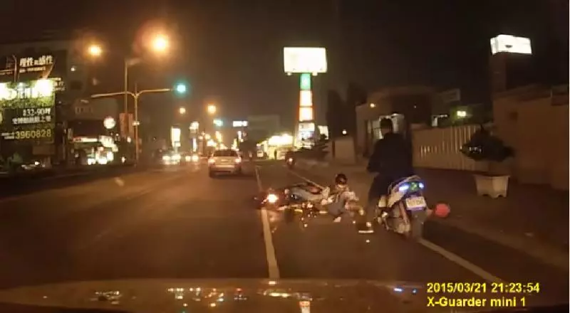 屁孩耍帥「飆速狂鑽車陣」直接犁田!畫面曝光「女友當場反應...」網友驚呼:回家完蛋了! - 正向人生