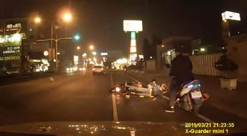 屁孩耍帥「飆速狂鑽車陣」直接犁田!畫面曝光「女友當場反應...」網友驚呼:回家完蛋了! - 正向人生