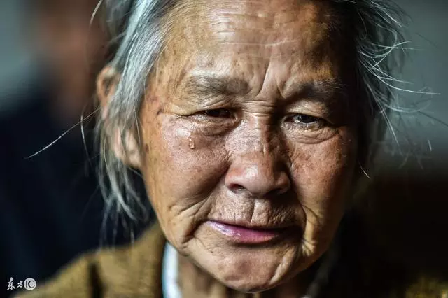 出國半年母親主動幫我照顧女兒,回家聽到的對話,我給母親一巴掌 - 美麗生活