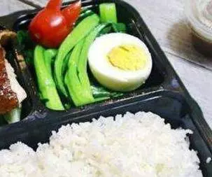 女孩憐憫掃地阿姨,常常買飯請阿姨吃,某天看到她兒子,怔住了