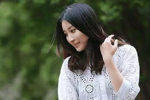 母親生病後來兒子家,兒媳將她行李扔出門口,鄰居都說兒媳做得對