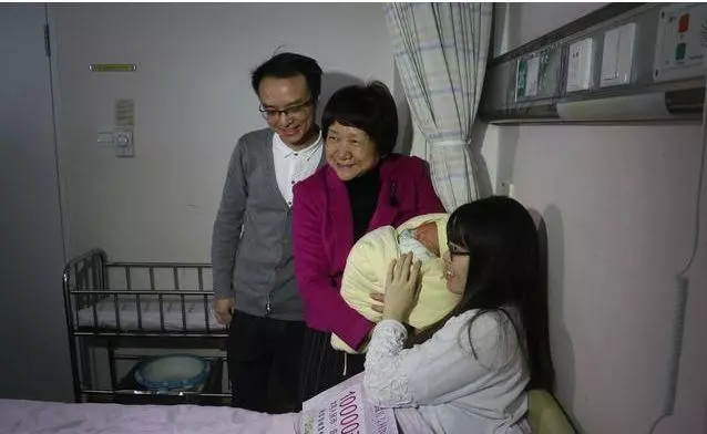 生了一個女兒,婆婆讓我不用坐月子,卻沒想到我媽居然也這麼實際