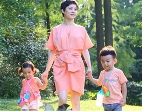 孫儷近照曝光美爆了,女兒小花卻長這樣,難怪鄧超不讓她出境!