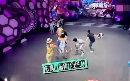 女星摔倒瞬間:柳岩春光大泄,趙麗穎直接「飛出去」,她不幸身亡!
