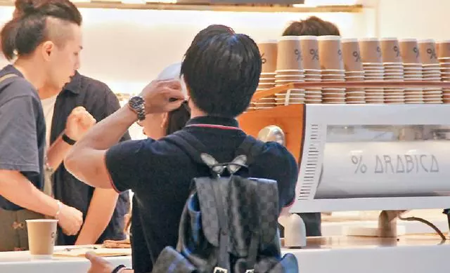 郭富城休假陪方媛看電影,變成愛妻號的他當眾甜蜜服侍老婆!