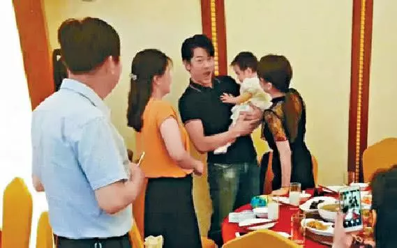 郭富城休假陪方媛看電影,變成愛妻號的他當眾甜蜜服侍老婆!