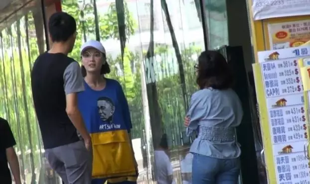 TVB小花獨自逛街沒經紀人陪同,還趕搭巴士上班很接地氣~~~