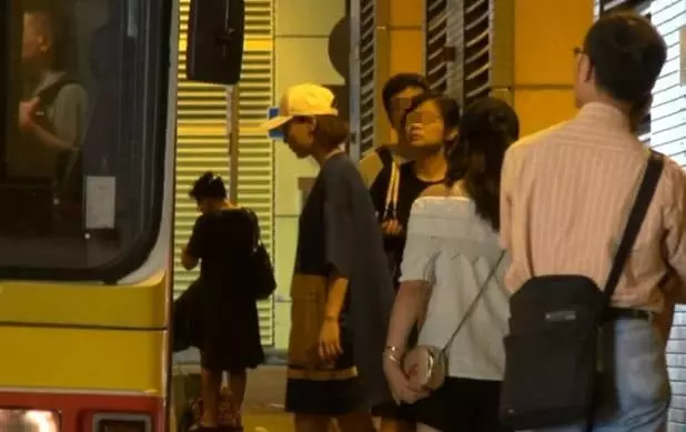 TVB小花獨自逛街沒經紀人陪同,還趕搭巴士上班很接地氣~~~
