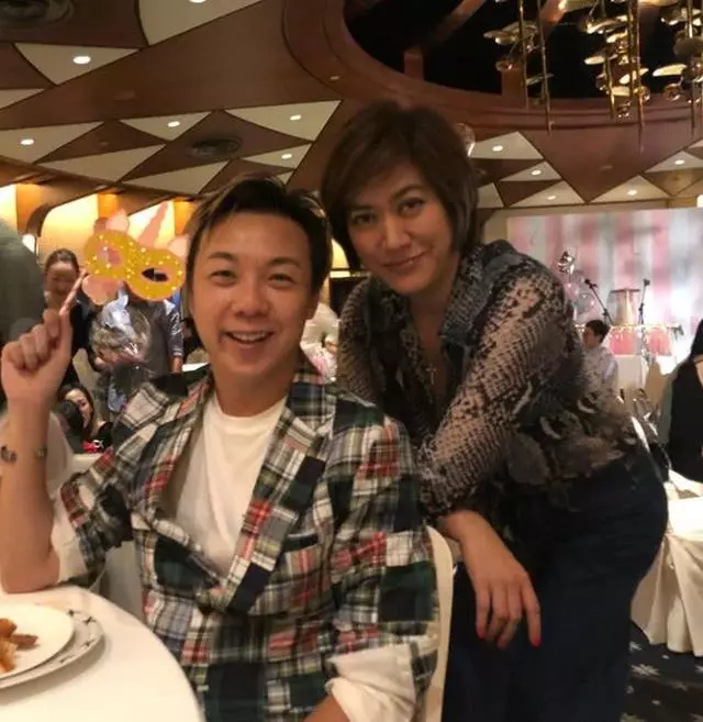 【五官像爸爸~】熊黛林為雙胞胎舉辦百日宴,首次公開女兒樣貌!