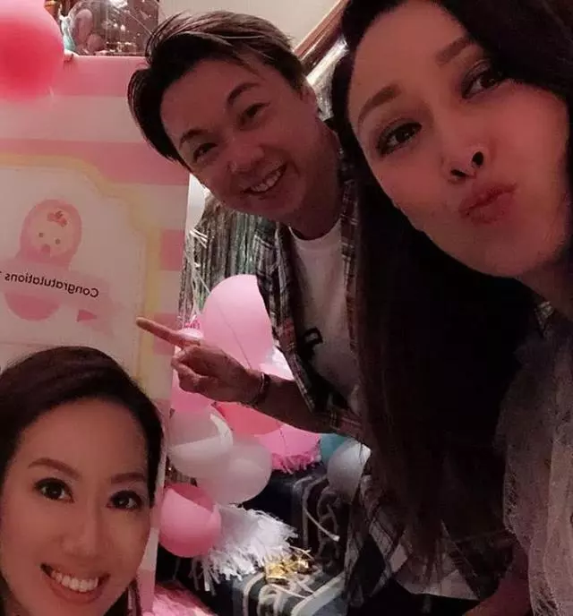 【五官像爸爸~】熊黛林為雙胞胎舉辦百日宴,首次公開女兒樣貌!