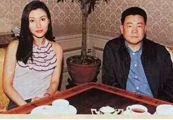 洪欣性格強勢掌握張丹峰一舉一動,才不是李嘉欣口中的蠢女人!