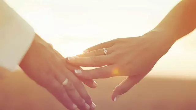 婆婆突然生病,我辭職看護三年,臨終時她宣布一事,我痛哭流涕