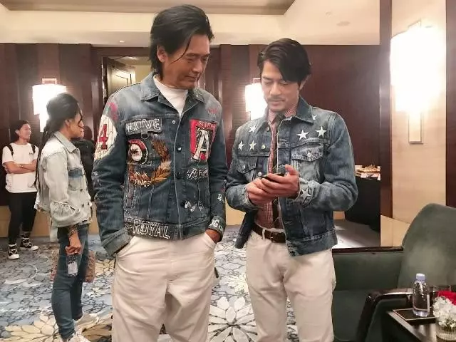 郭富城向周潤發炫耀女兒照片,還曝她活潑好動愛爬來爬去!