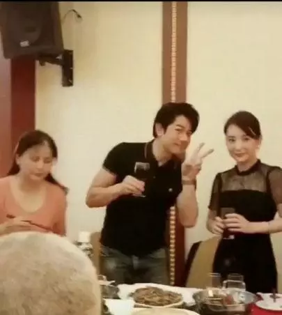 郭富城向周潤發炫耀女兒照片,還曝她活潑好動愛爬來爬去!
