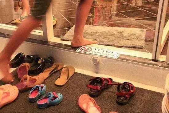 令外國人最無法理解亞洲人,5大奇特習慣#1不這麼做會被媽媽追著打,還會被處罰拖地