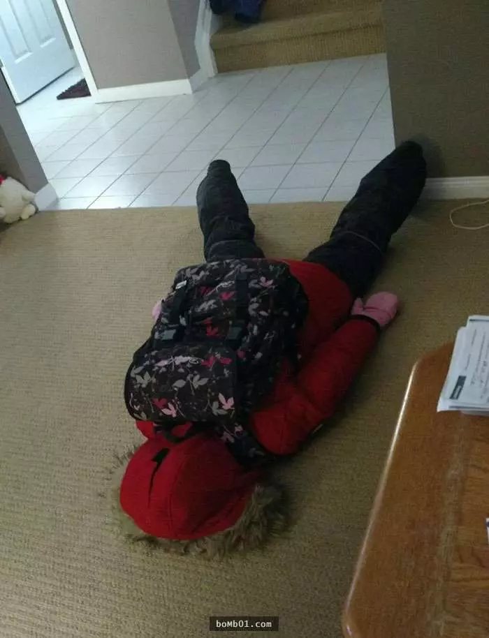 20張小孩們第一天上學後的前後對比 證明學校真的是一個很恐怖的地方...!