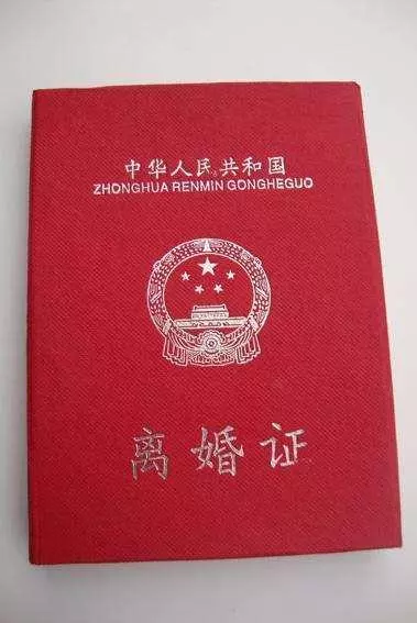 離婚後回去探望五歲女兒,臨走她塞給我一紙條,我怒打後媽