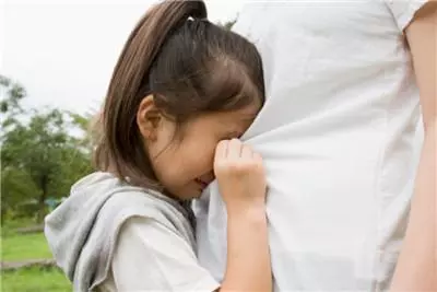 離婚後回去探望五歲女兒,臨走她塞給我一紙條,我怒打後媽