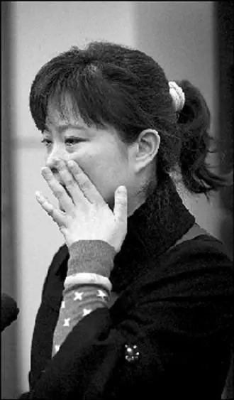 離婚後回去探望五歲女兒,臨走她塞給我一紙條,我怒打後媽