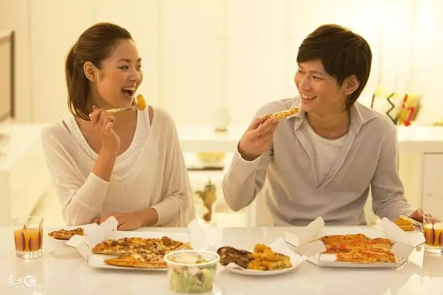 第一次去男友家,准婆婆給我個很厚的紅包,打開後我媽說不能嫁