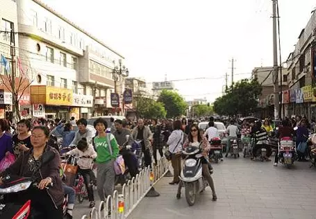 寒酸老人見我沒右手可憐,賣菜總抹零,欲認養才知是千萬土豪的爹