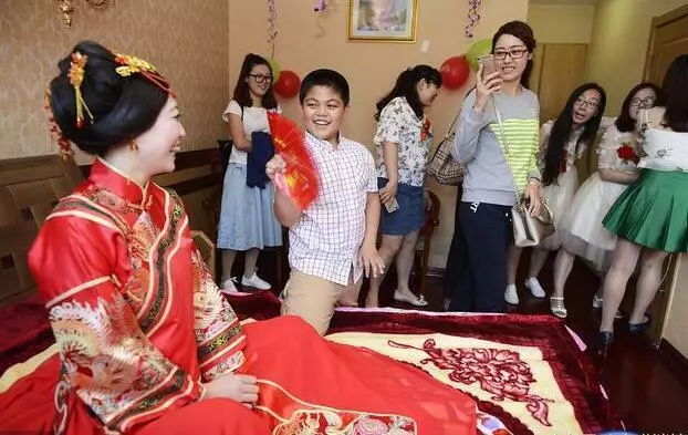 兒子百歲宴, 岳母送一對金手鐲, 我媽送來布包, 老婆打開後哭了