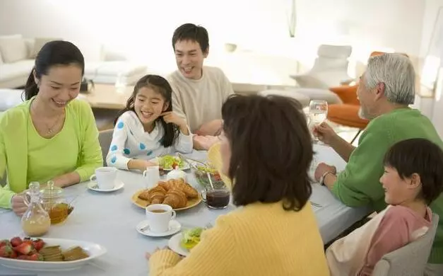 兒子百歲宴, 岳母送一對金手鐲, 我媽送來布包, 老婆打開後哭了