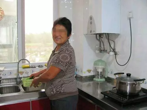 兒媳生產公婆遲遲未現身,5小時後看到趕來的公婆,兒媳濕了眼眶