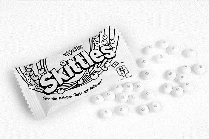 Skittles 彩虹糖竟「忘了上色」就販售,限量「純白版」的背後原因超溫暖!