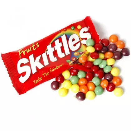 Skittles 彩虹糖竟「忘了上色」就販售,限量「純白版」的背後原因超溫暖!