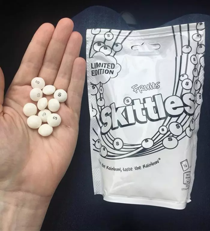 Skittles 彩虹糖竟「忘了上色」就販售,限量「純白版」的背後原因超溫暖!
