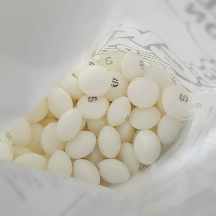 Skittles 彩虹糖竟「忘了上色」就販售,限量「純白版」的背後原因超溫暖!