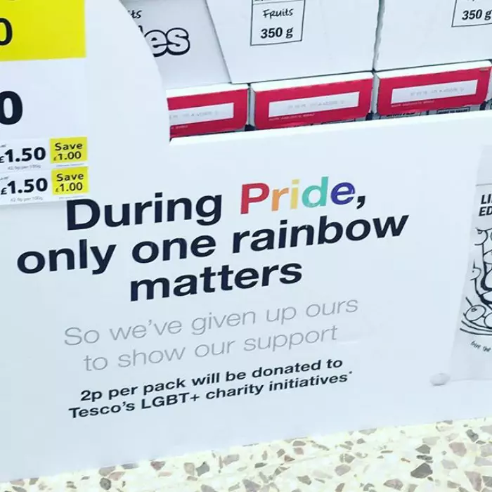 Skittles 彩虹糖竟「忘了上色」就販售,限量「純白版」的背後原因超溫暖!