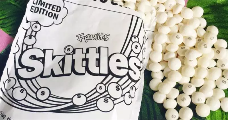 Skittles 彩虹糖竟「忘了上色」就販售,限量「純白版」的背後原因超溫暖!