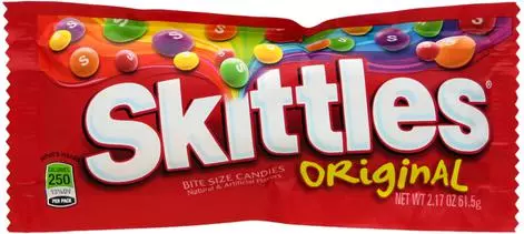 Skittles 彩虹糖竟「忘了上色」就販售,限量「純白版」的背後原因超溫暖!