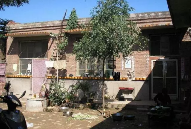 女子懷孕後回婆家養胎,半夜聽見公婆聊天,她控制不住流下眼淚