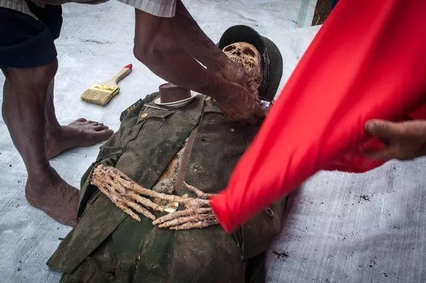 印尼殭屍節!每到這一天他們就會「把親人的屍體挖出來精心打扮一番」...