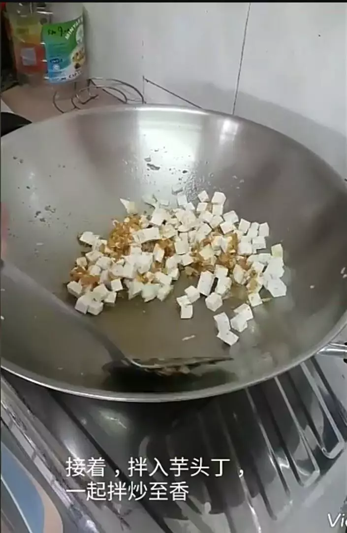 《 簡易芋頭糕 》古老的配方,隨手易取,易記得,成品又贊,光看都流了滿地的口水,真香,好想吃哦!