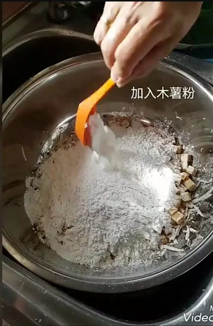 《 簡易芋頭糕 》古老的配方,隨手易取,易記得,成品又贊,光看都流了滿地的口水,真香,好想吃哦!