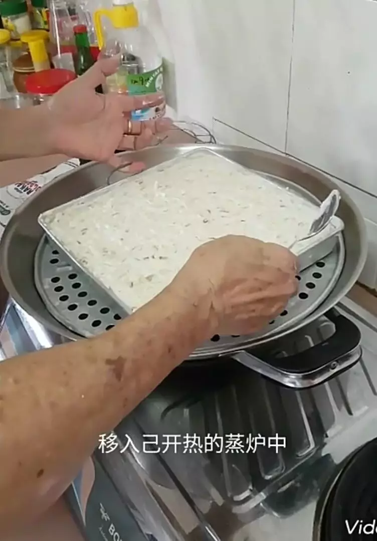 《 簡易芋頭糕 》古老的配方,隨手易取,易記得,成品又贊,光看都流了滿地的口水,真香,好想吃哦!