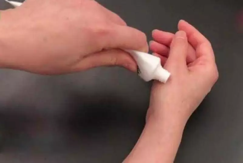 牙膏泡腳太厲害了,解決了很多人的煩惱,回家趕快試一試吧