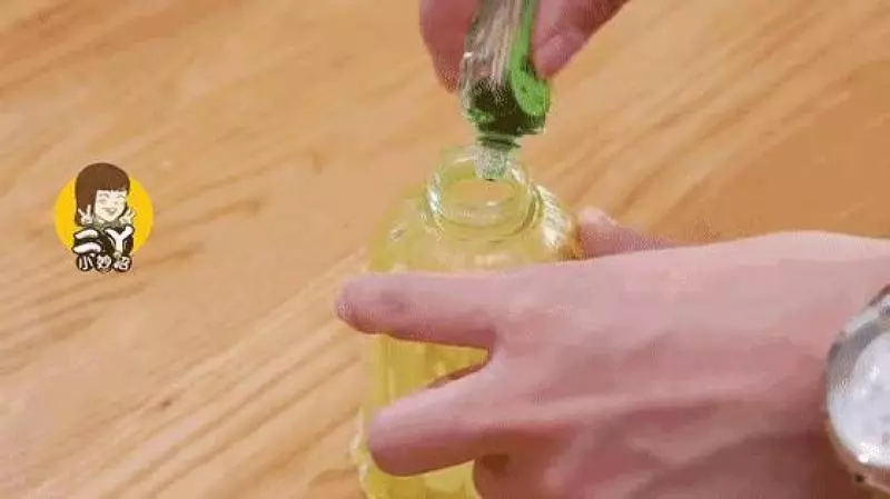 風油精倒進白醋里,解決了家家戶戶最大的困擾
