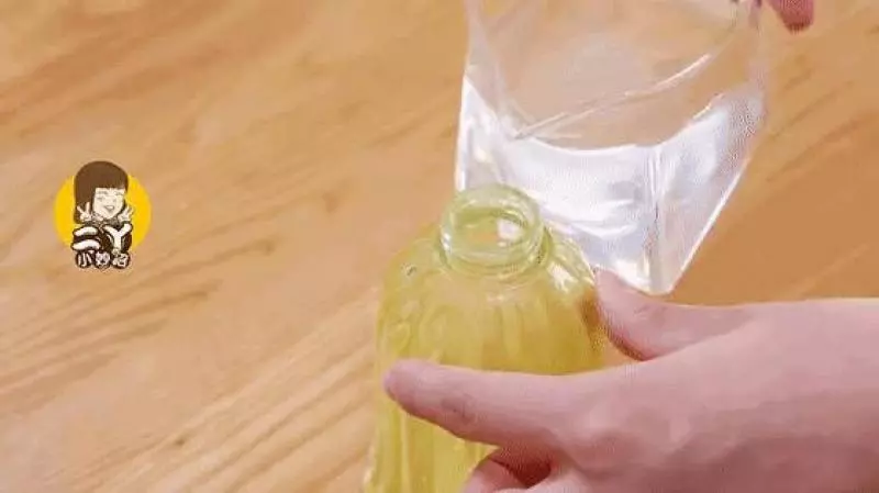 風油精倒進白醋里,解決了家家戶戶最大的困擾