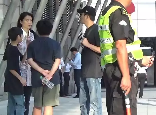 袁詠儀疑當街訓話兒子魔童,張智霖雙手摟著兒子緩解矛盾!