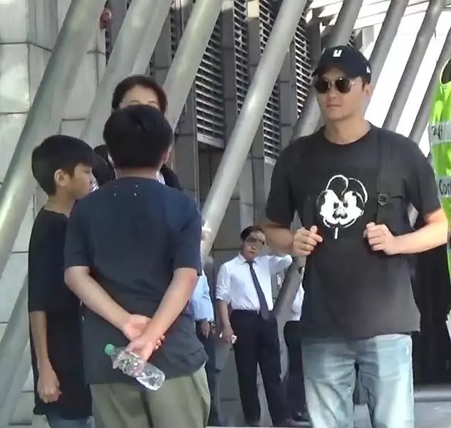 袁詠儀疑當街訓話兒子魔童,張智霖雙手摟著兒子緩解矛盾!